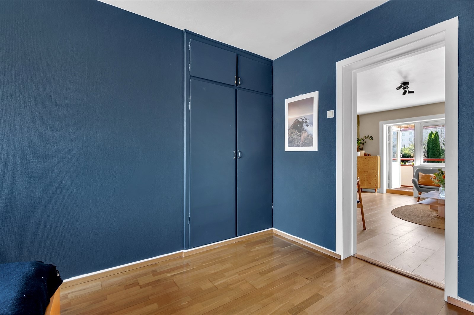 Den gode størrelsen på rommet gjør det enkelt å innrede og gir flere bruksmuligheter. Rommet har også innebygd garderobeskap. Galleribilde