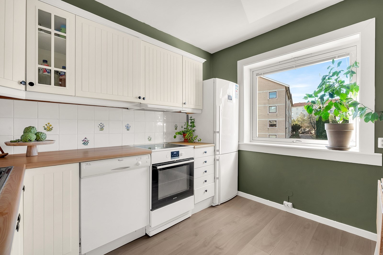 Kjøkkenet har nisje til komfyr, kjøleskap/fryser og oppvaskmaskin. Galleribilde