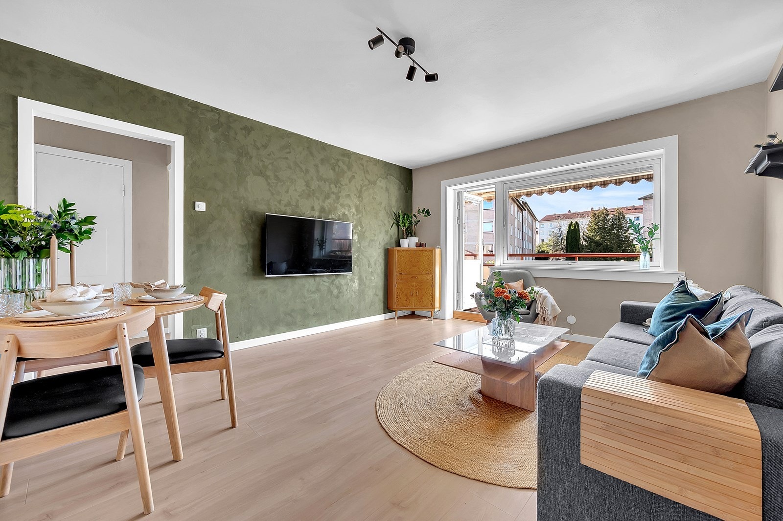 Her er det god plass til både sofagruppe og spisegruppe. Galleribilde