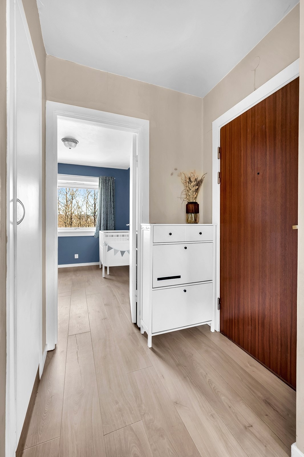 Enrtè med plass til oppbevaringsløsning for sko og ytterttøy. Det er også kott tilknyttet entre med lagringsplass. Leiligheten disponerer også en bod på loft og to boder i kjeller. Galleribilde