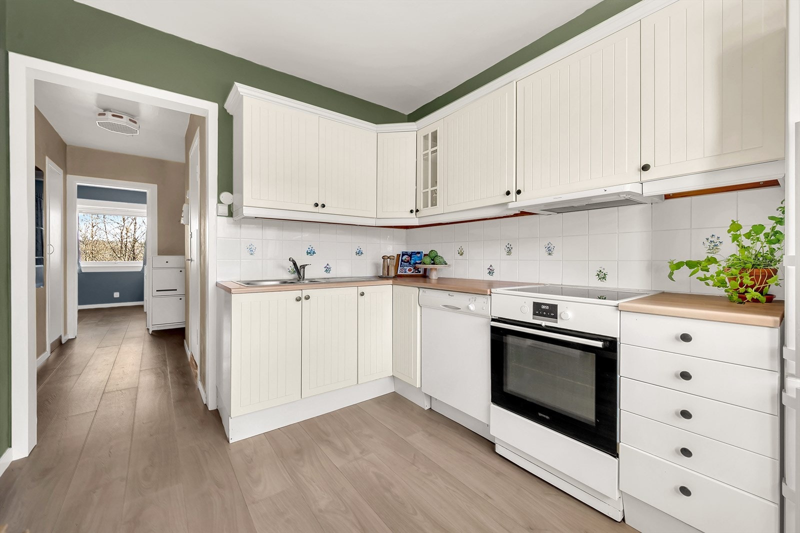 Det er godt med oppbevaringsplass i skuffer og skap. Kjøkkenet har behov for modernisering. Galleribilde