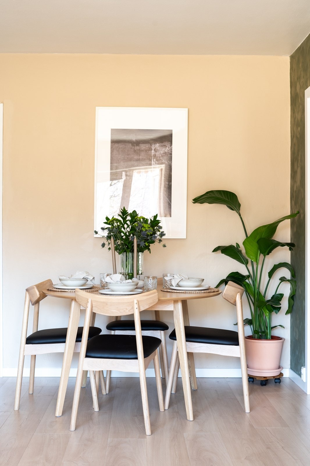 Fin plass til spisegruppe i stuen. Det er pipeløp i stue. Galleribilde