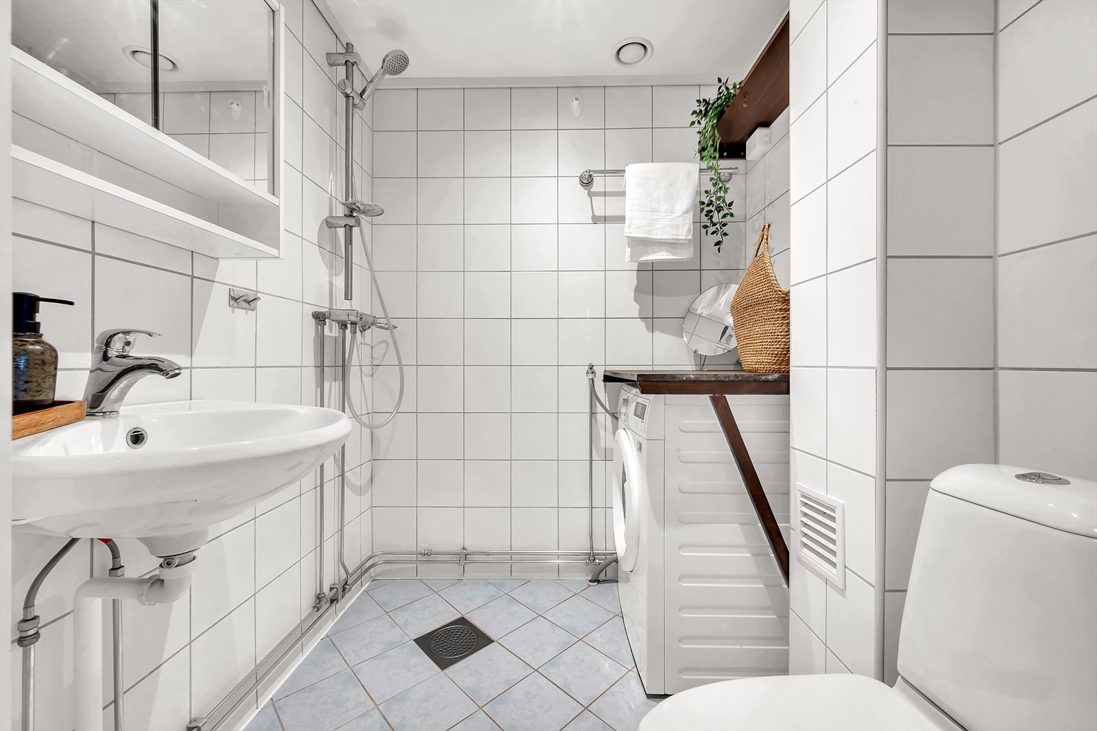 Flislagt bad pusset opp i regi av borettslaget i 2005. Varmtvann er inkludert i felleskostnadene. Galleribilde