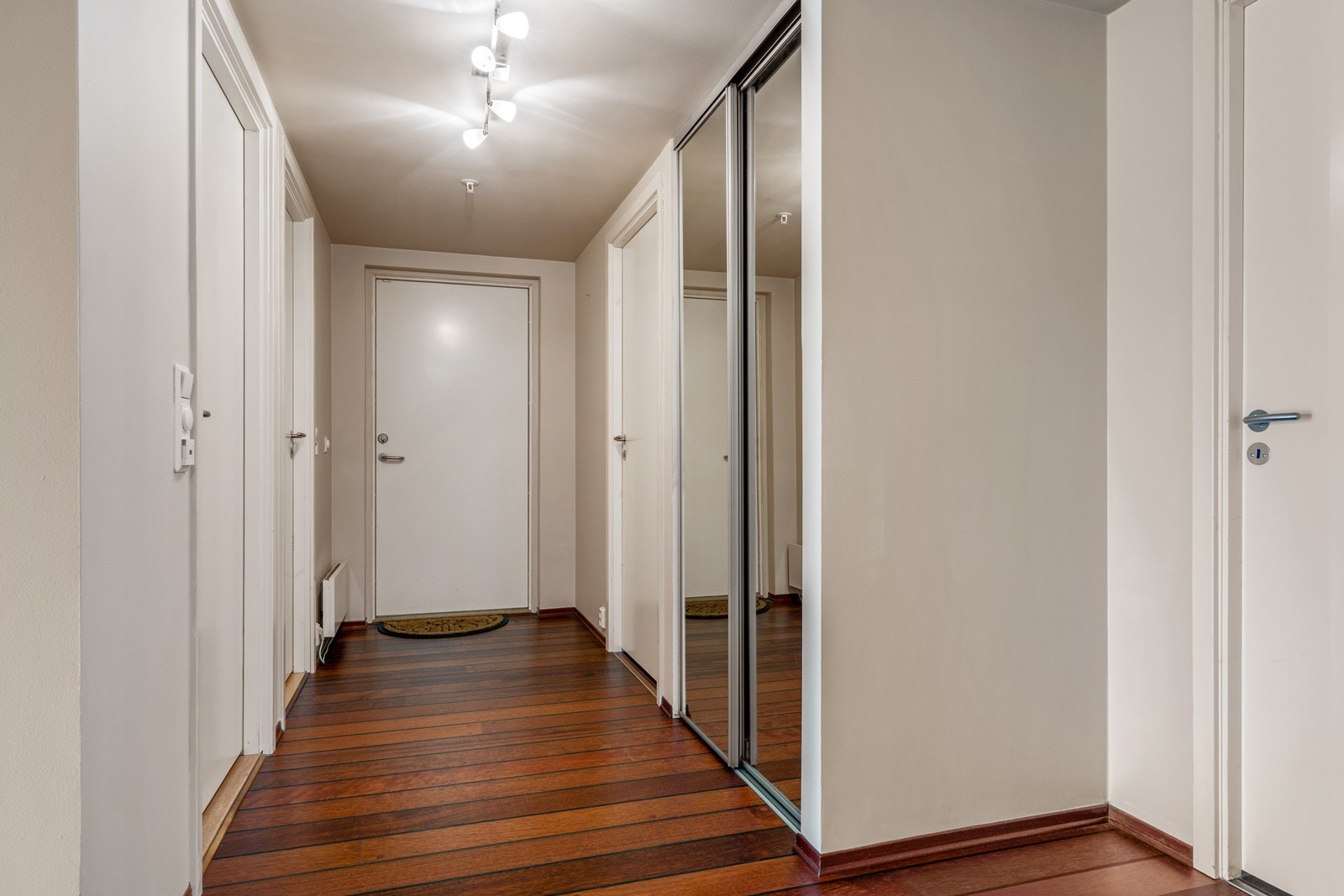 Velkommen inn. Gang/hall med garderobe. Galleribilde
