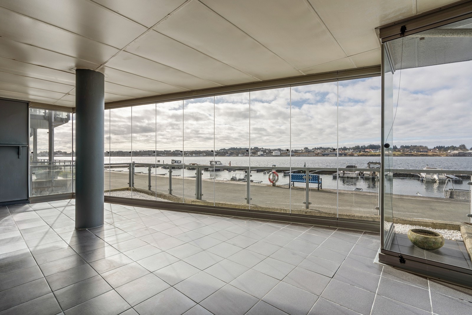 Stor innglasset terrasse med nydelig utsikt. Galleribilde