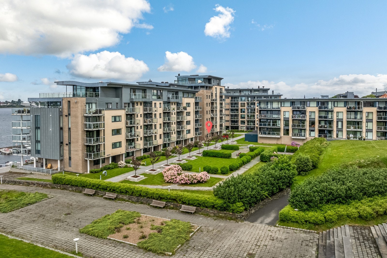 Fasade, parkmessig opparbeidet felles områder. Galleribilde