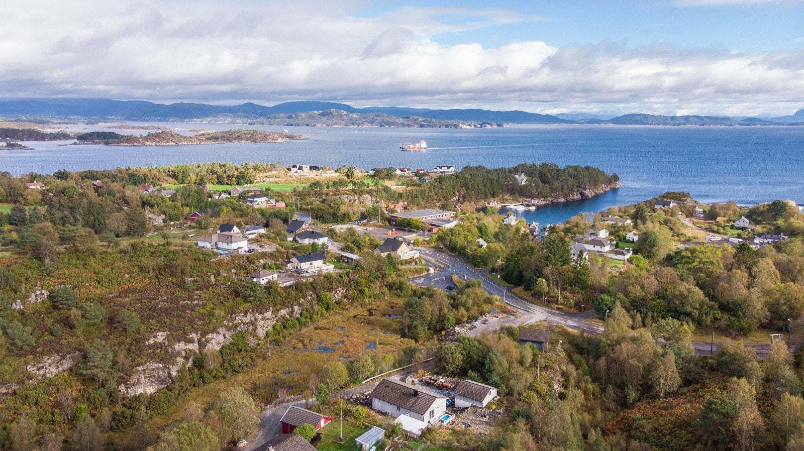 Fra Klokkarvik går det ferje til Hjellestad, noe som gir kort vei til Flesland og arbeidsplasser på Sandsli og Kokstad Galleribilde