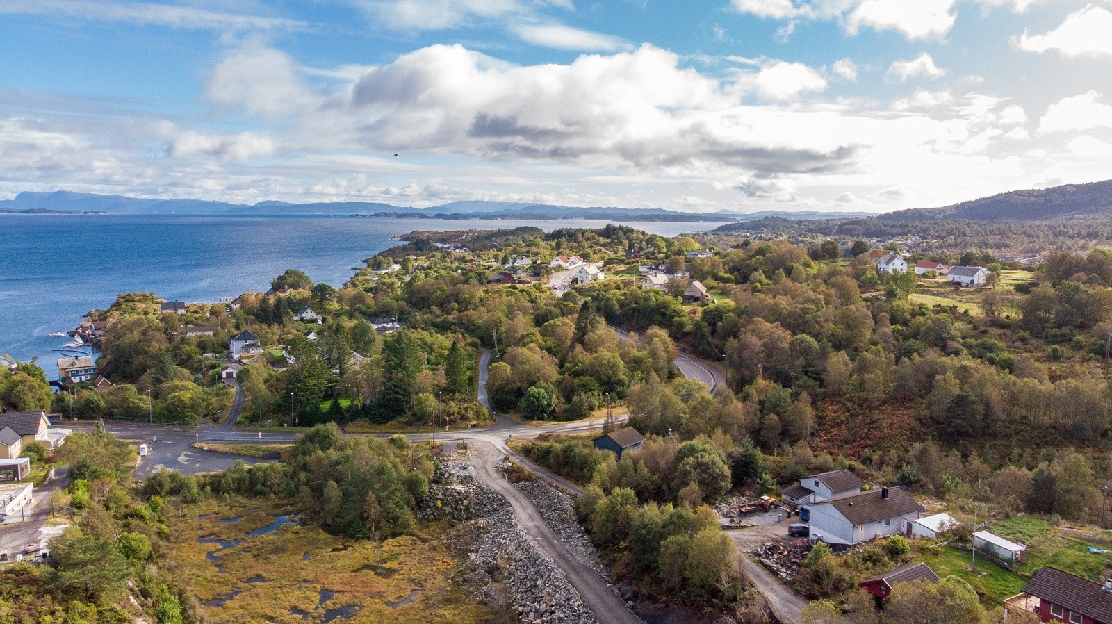 Tomten ligger fint til med nærhet til sjøen. Galleribilde