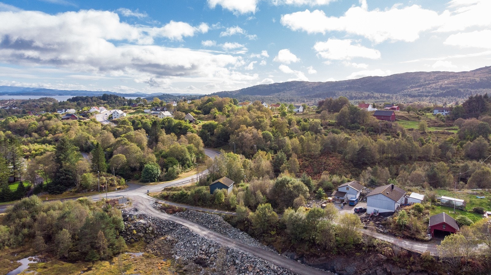 Med bil tar det ca 10 min til kommunesenteret i Skogsvåg med blant annet barneskole, ungdomsskole, nærbutikker og fritidsaktiviteter. Galleribilde