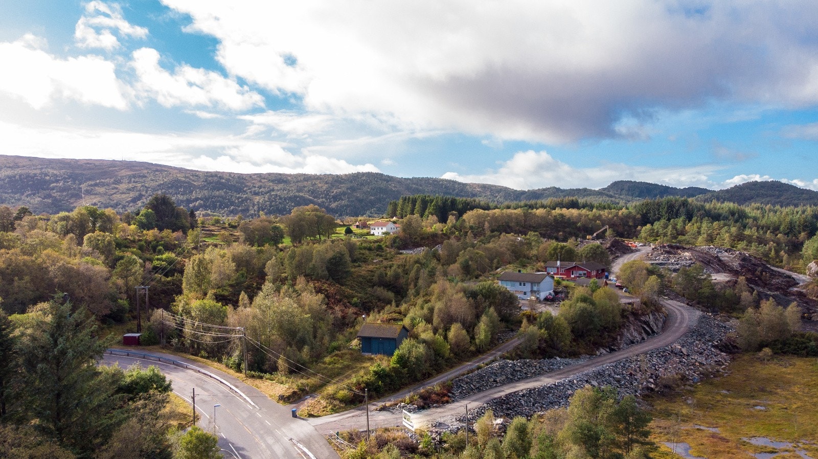 Tomten ligger landlig og tilbaketrukket til i naturskjønne omgivelser noen minutter sør for Klokkarvik Galleribilde