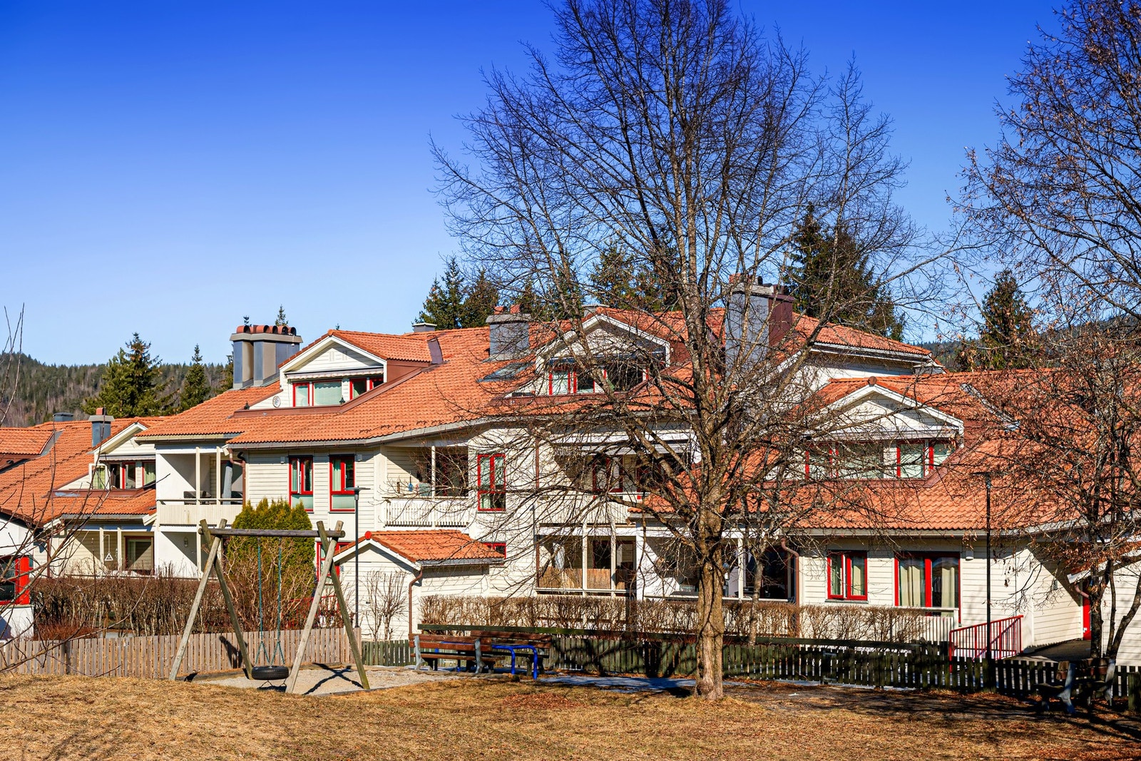 Felles hage hvor du kan nyte ettermiddagssolen på sommerhalvåret Galleribilde