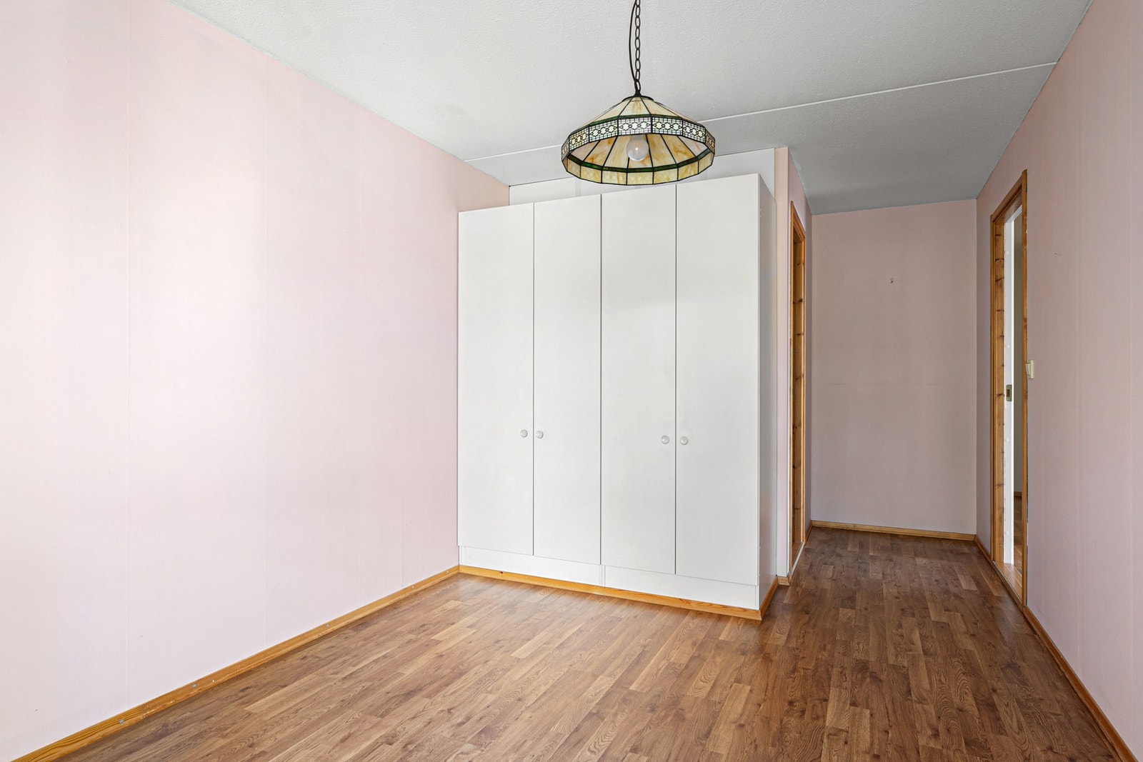 Innredet med garderobeskap og inngang til eget garderoberom Galleribilde