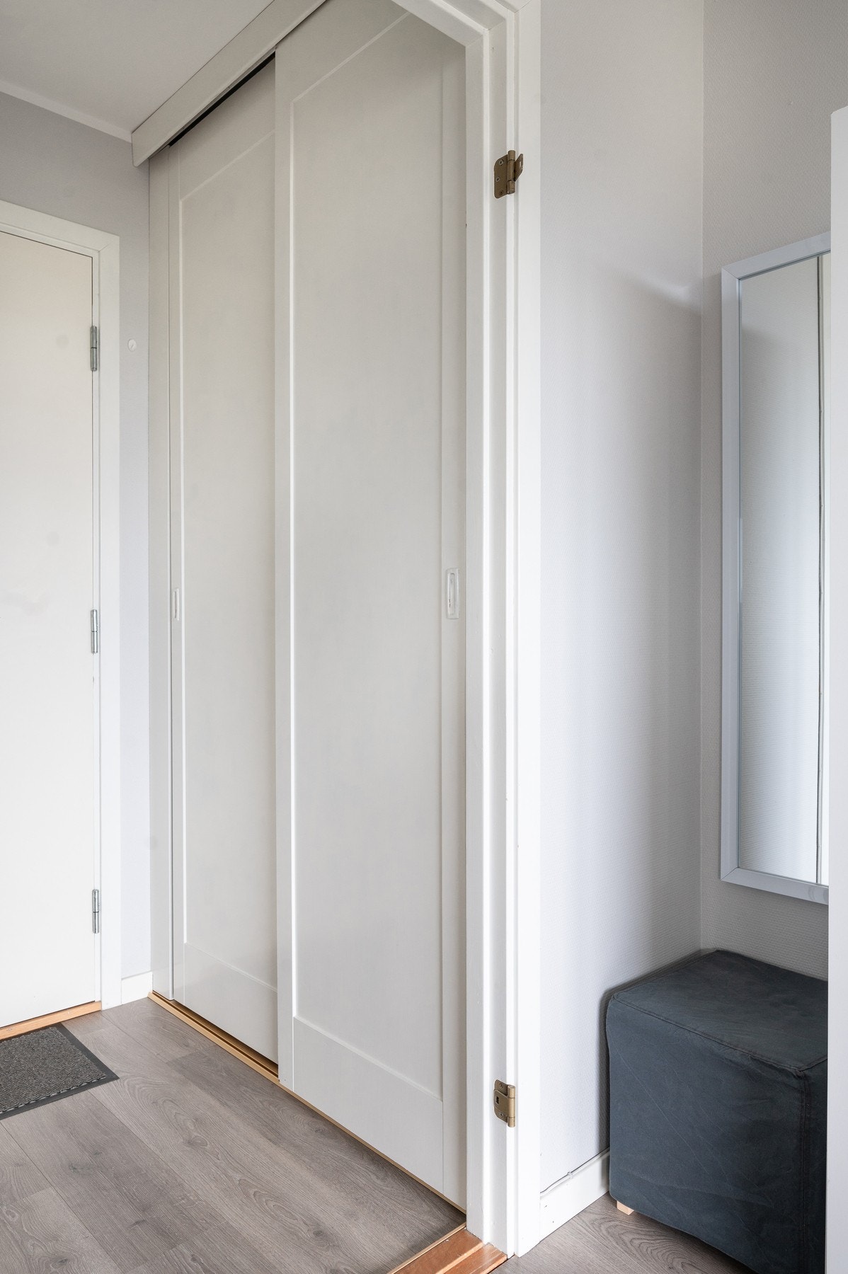 Entré - inngangspartiet har en innebygget garderobe som gir plass til sko- og yttertøy. Galleribilde