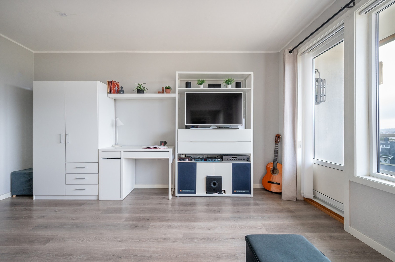 Veggene er malt i lyse farger og gulvet er av en- stavs laminat. Galleribilde