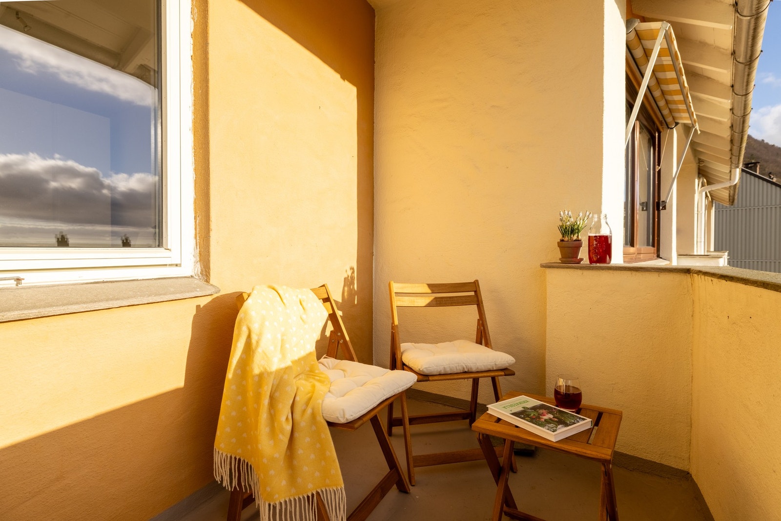 Balkongen kan enkelt innredes med en sittegruppe. Galleribilde