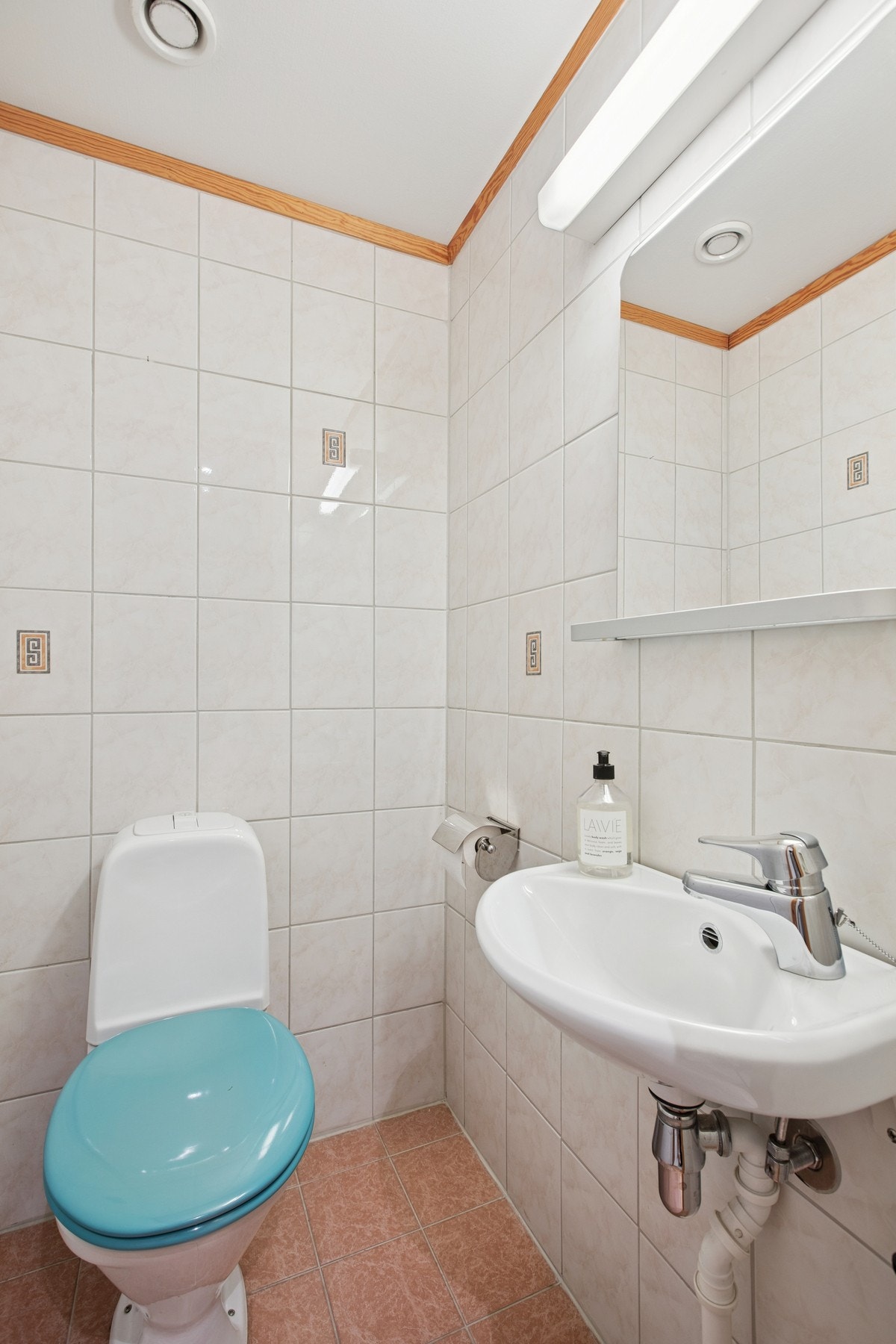 Flislagt toalettrom tilknyttet gang Galleribilde