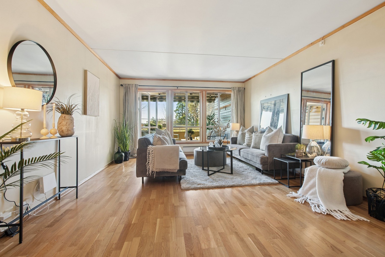 Romslig stue med direkte utgang til balkongen. Galleribilde