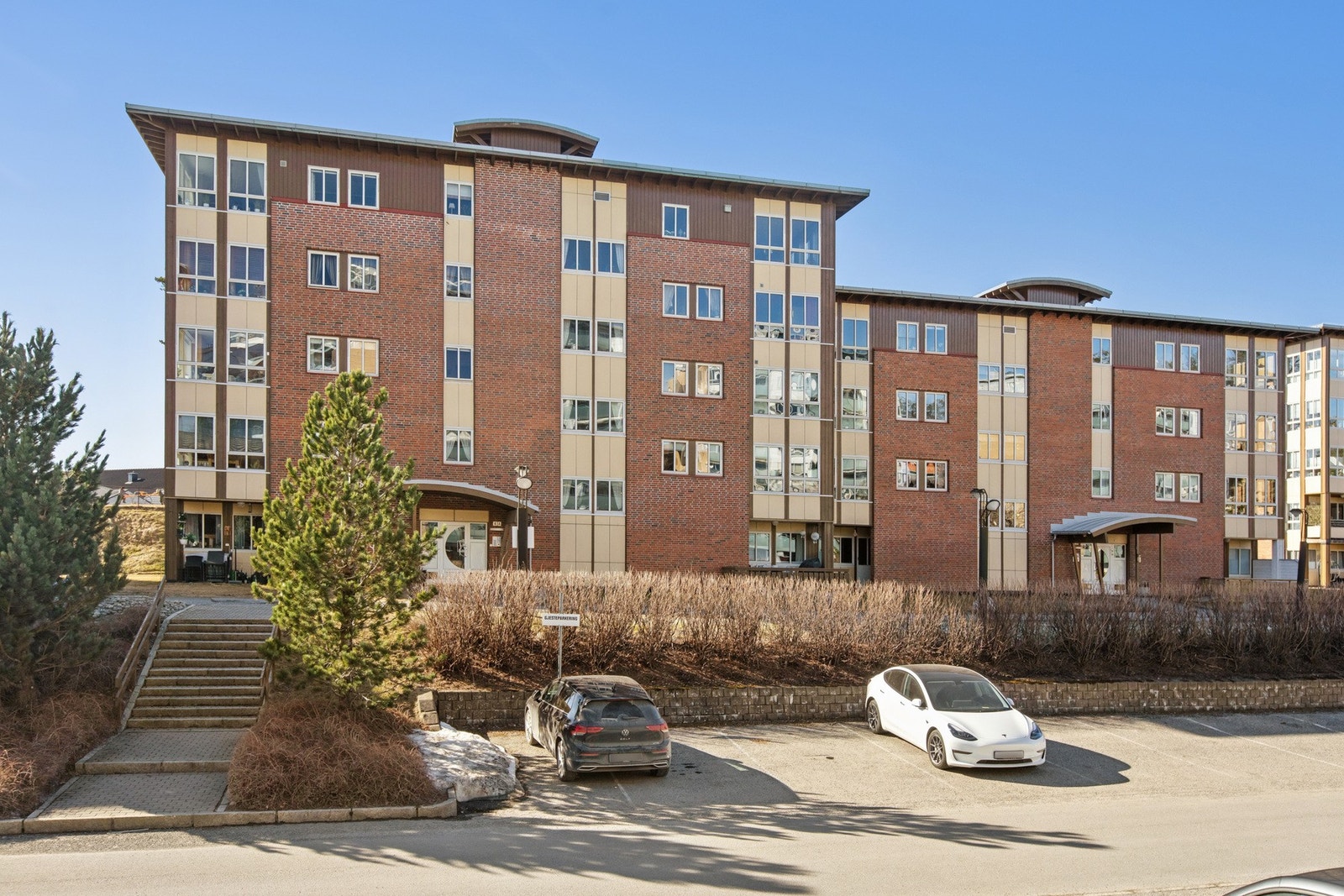 Leiligheten befinner seg i byggets 2. etasje Galleribilde