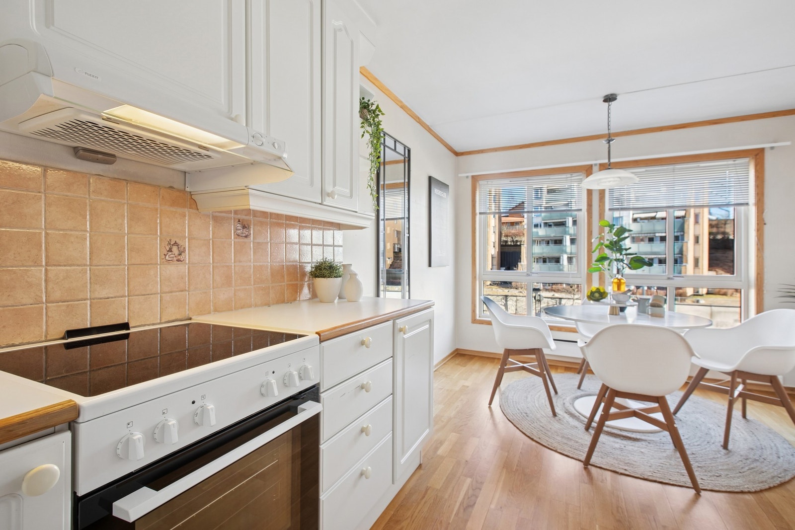 Store vinduer skaper en lys atmosfære på kjøkkenet. Galleribilde