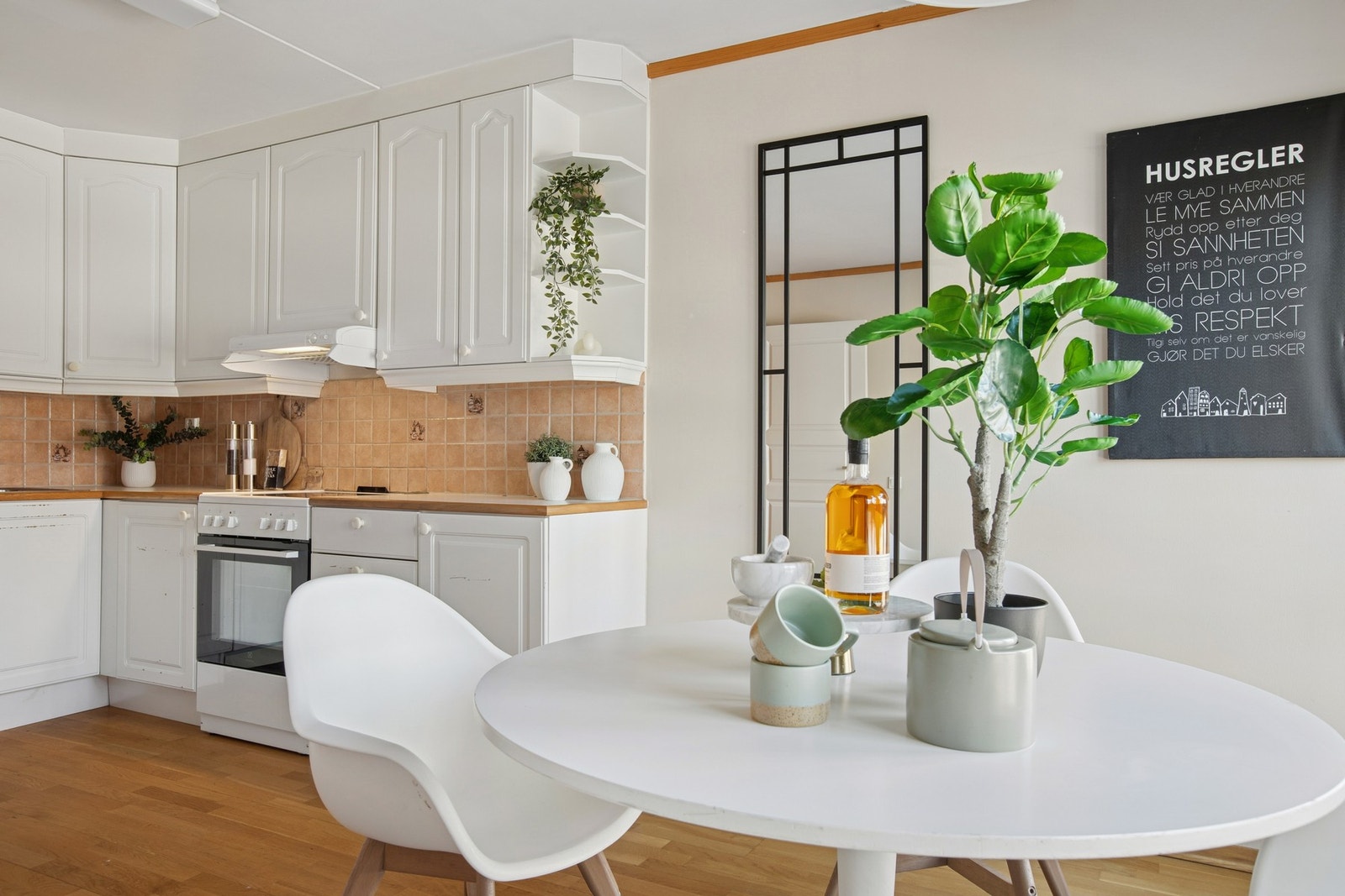 God plass til spisegruppe på kjøkkenet. Galleribilde