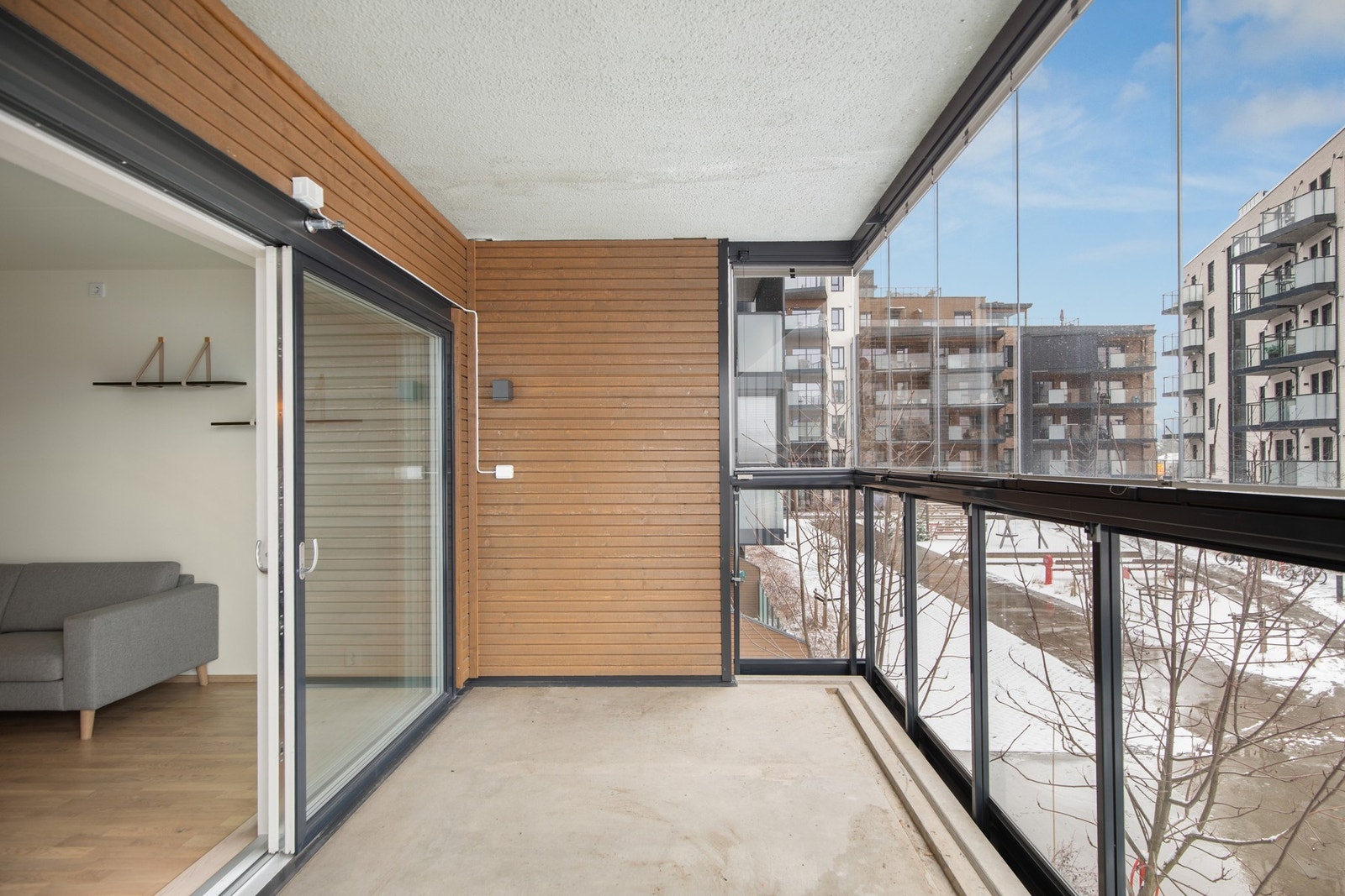 Den romslige sørvestvendte balkongen gir en lun uteplass som kan nytes året rundt. Galleribilde