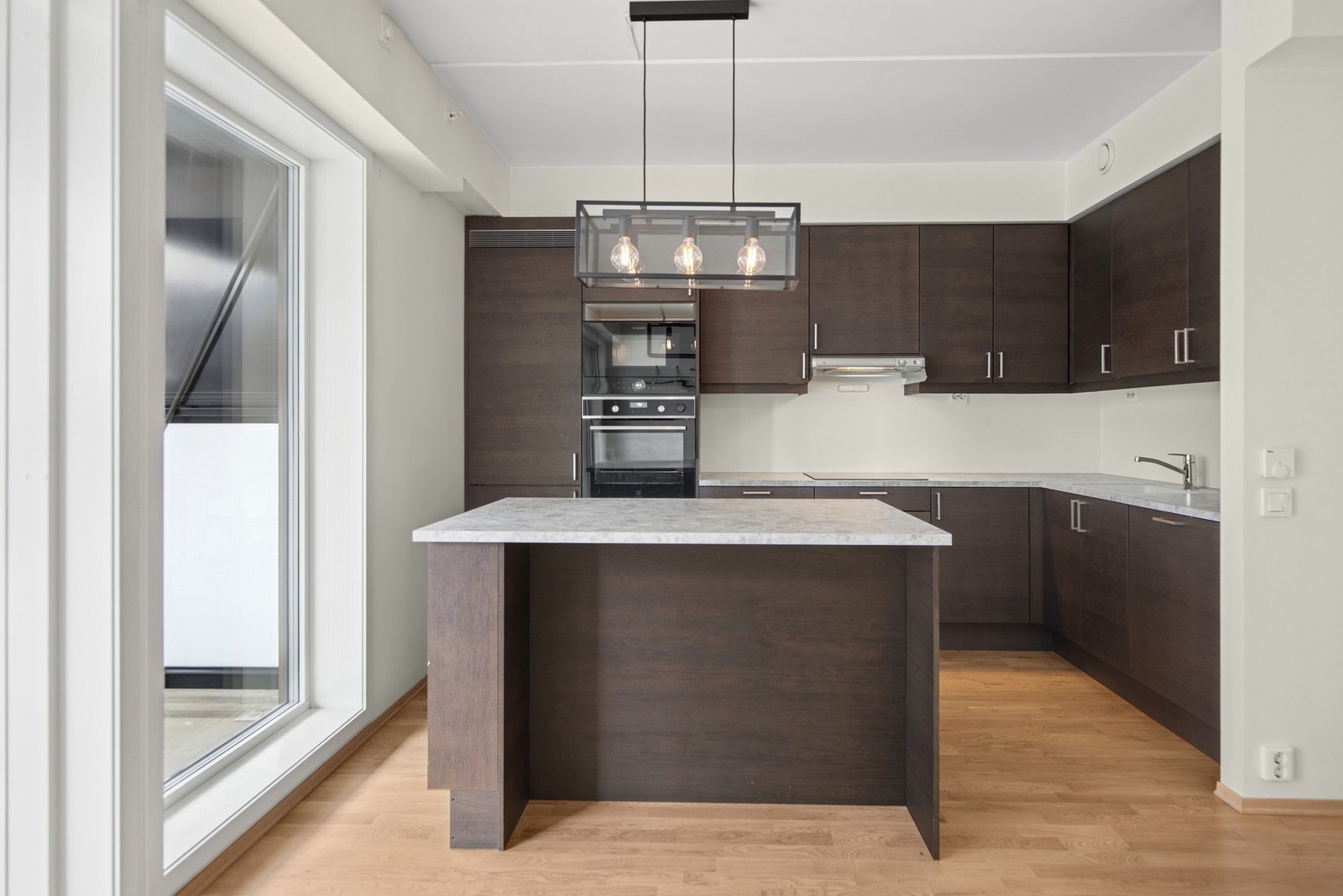 Kjøkkenøyen gir deg ekstra med arbeidsplass til matlaging. Her er det mulig å sette inn barstoler for en ekstra sittesone. Galleribilde