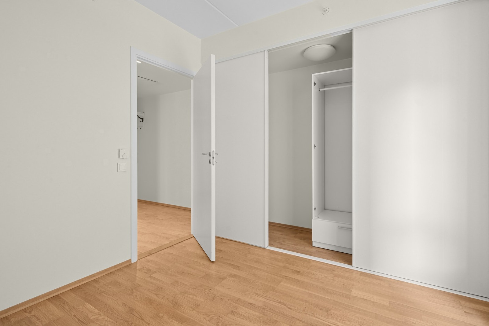 Soverommet har en romslig utforming med god plass til seng og nattbord. Innebygd garderobe med skyvedører gir effektiv oppbevaring. Galleribilde