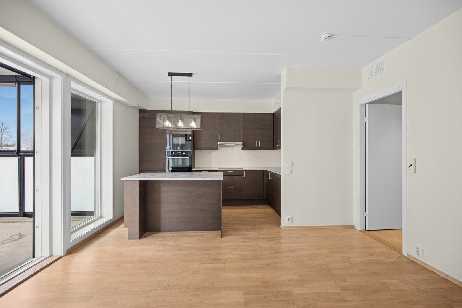 Åpen løsning mot oppholdsrommet gir en sosial atmosfære. Galleribilde