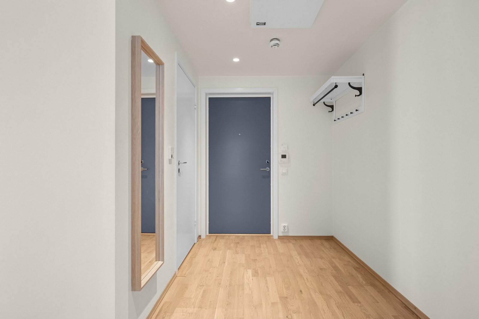 Entréen gir et godt førsteinntrykk med lyse flater og plass til oppbevaring av yttertøy og sko. Galleribilde