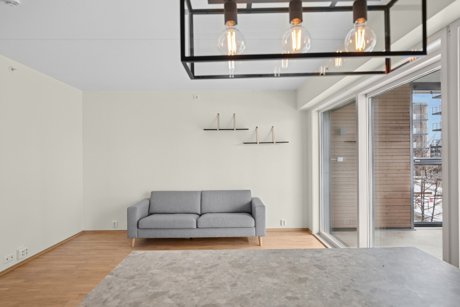 Stuen har en åpen og luftig atmosfære, hvor store vindusflater gir rikelig med naturlig lys. Galleribilde