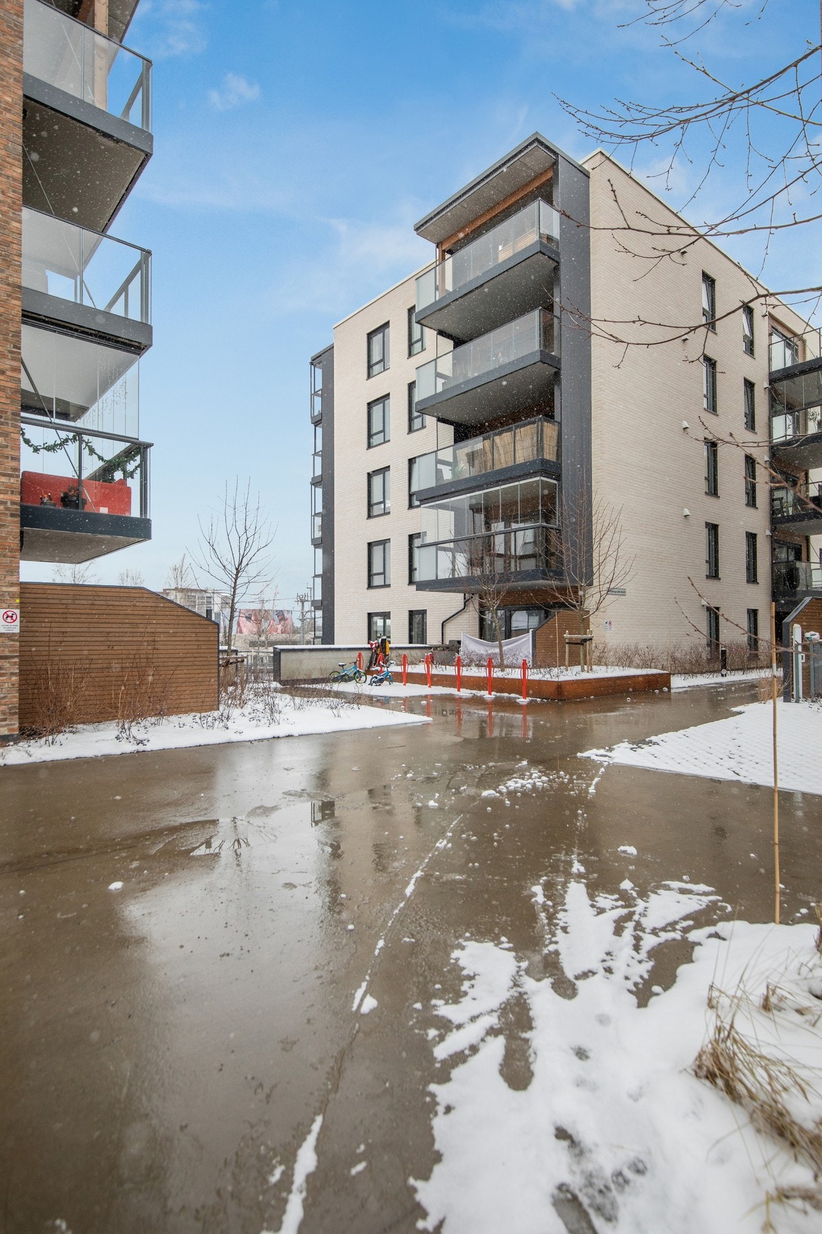 Leiligheten ligger i umiddelbar nærhet til alle fasiliteter. Her kan du spasere bort til Jessheim Storsenter, eller til Jessheim stasjon med hyppige togavganger i retning Oslo. Galleribilde