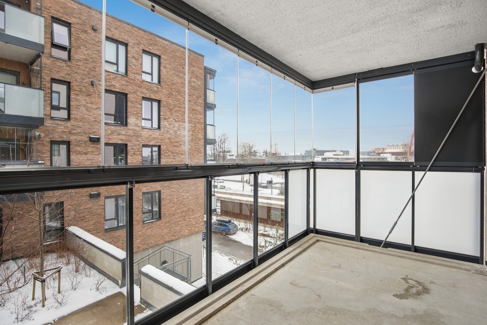 Glassveggene skjermer for vær og vind, samtidig som de bevarer den åpne utsikten. Galleribilde