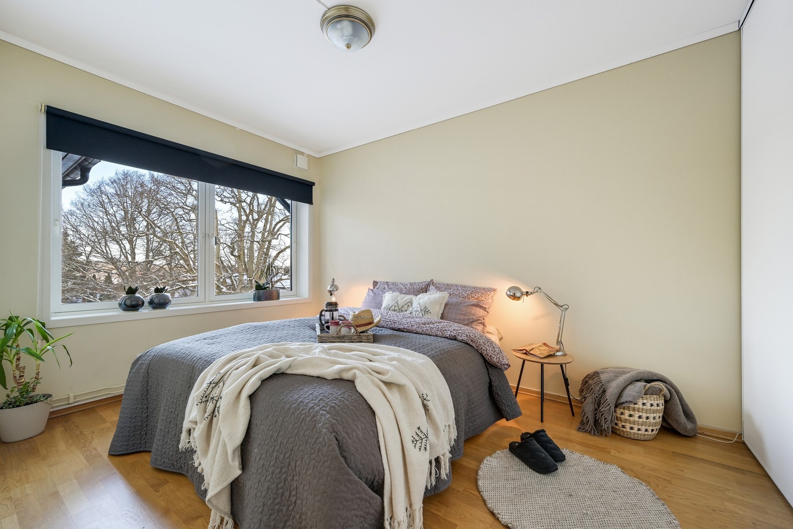 Leiligheten har to soverom - her ser vi det romslige hovedsoverommet Galleribilde