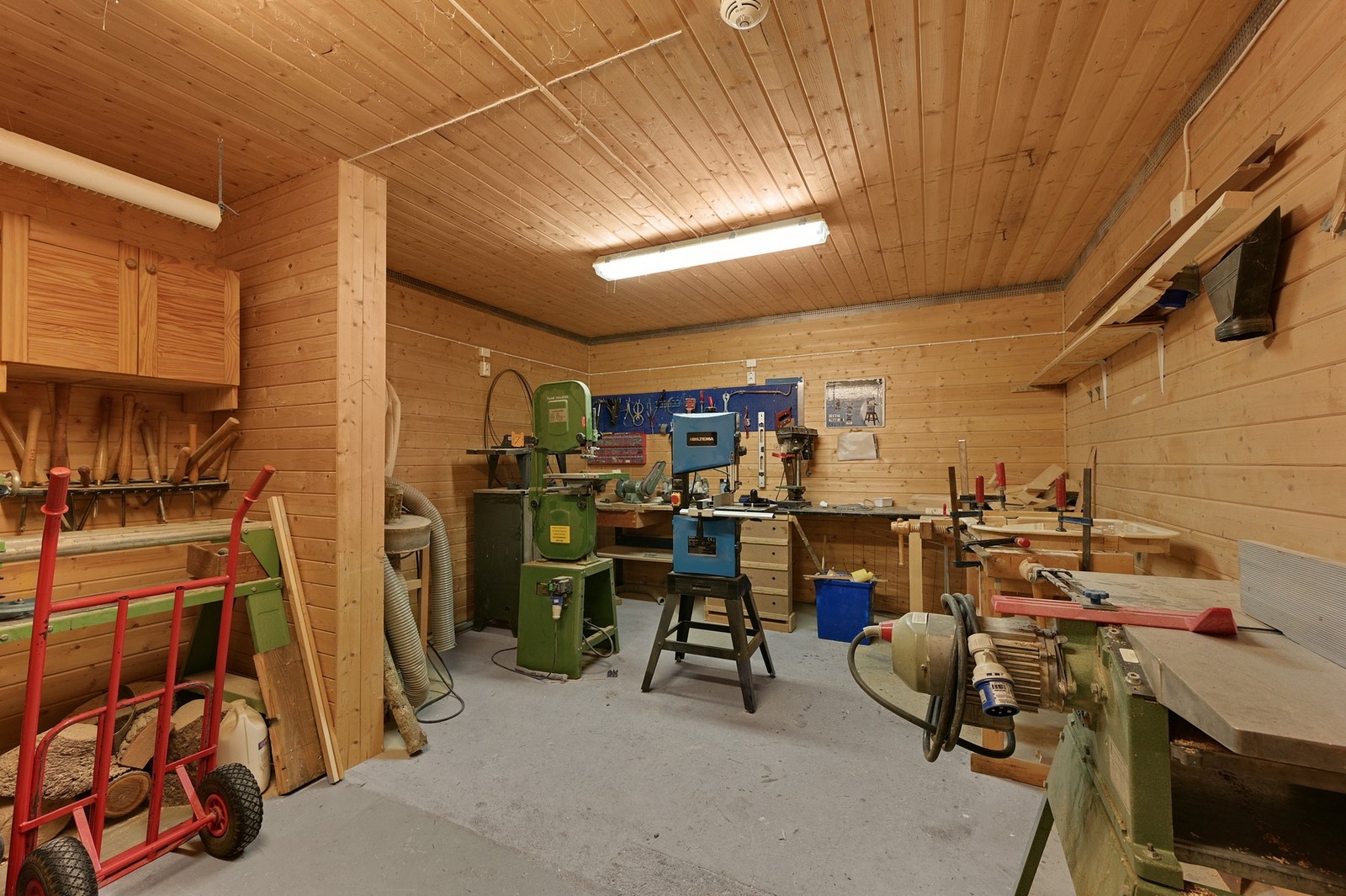 Og et velutstyrt hobbyrom Galleribilde