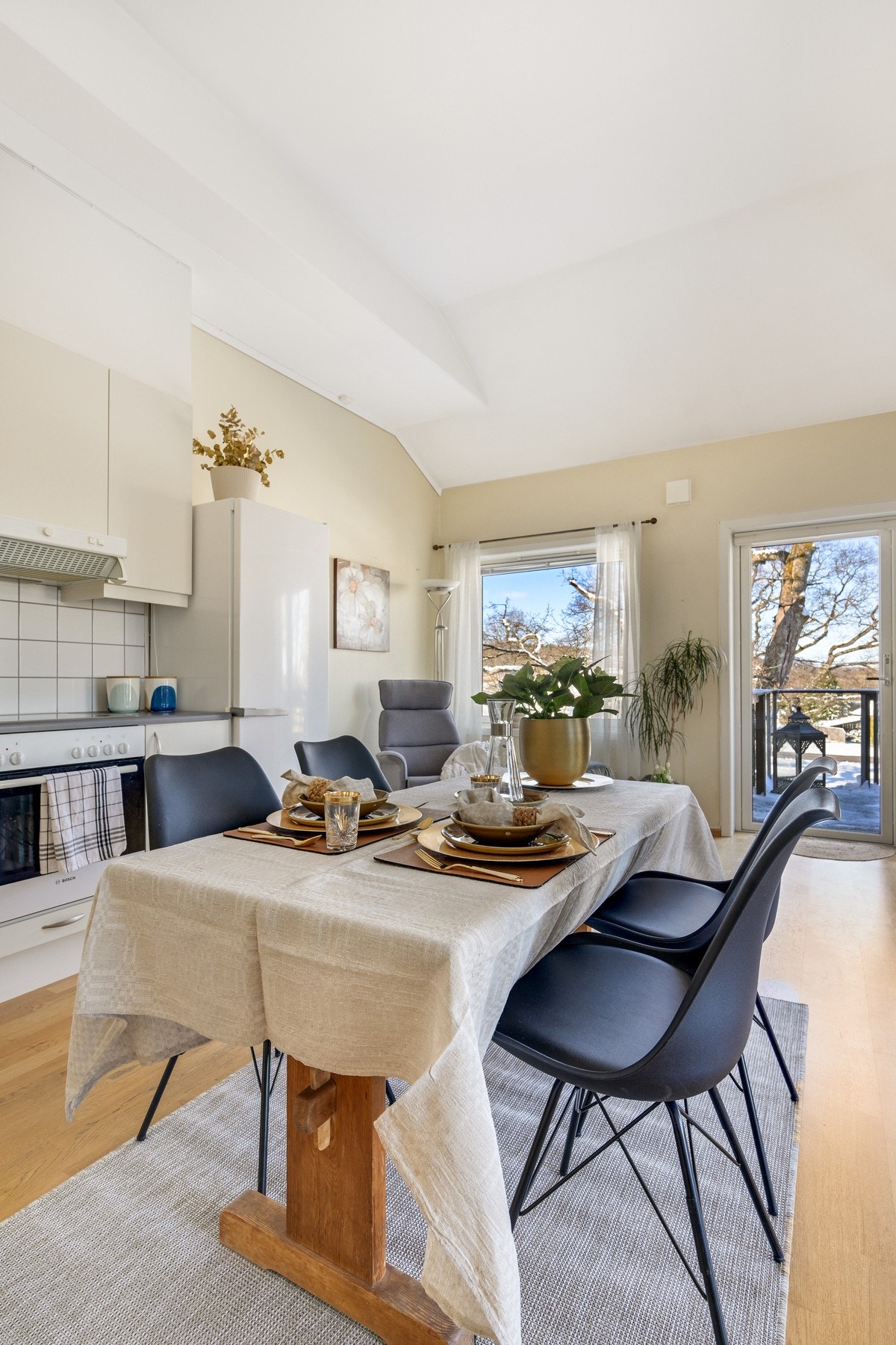 Som vi ser er det god plass for spisestue - det er også utgang til en romslig balkong Galleribilde