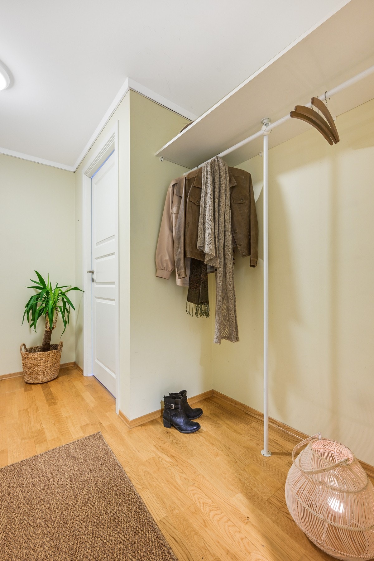 Entre med både garderobeskap og "hattehylle" Galleribilde