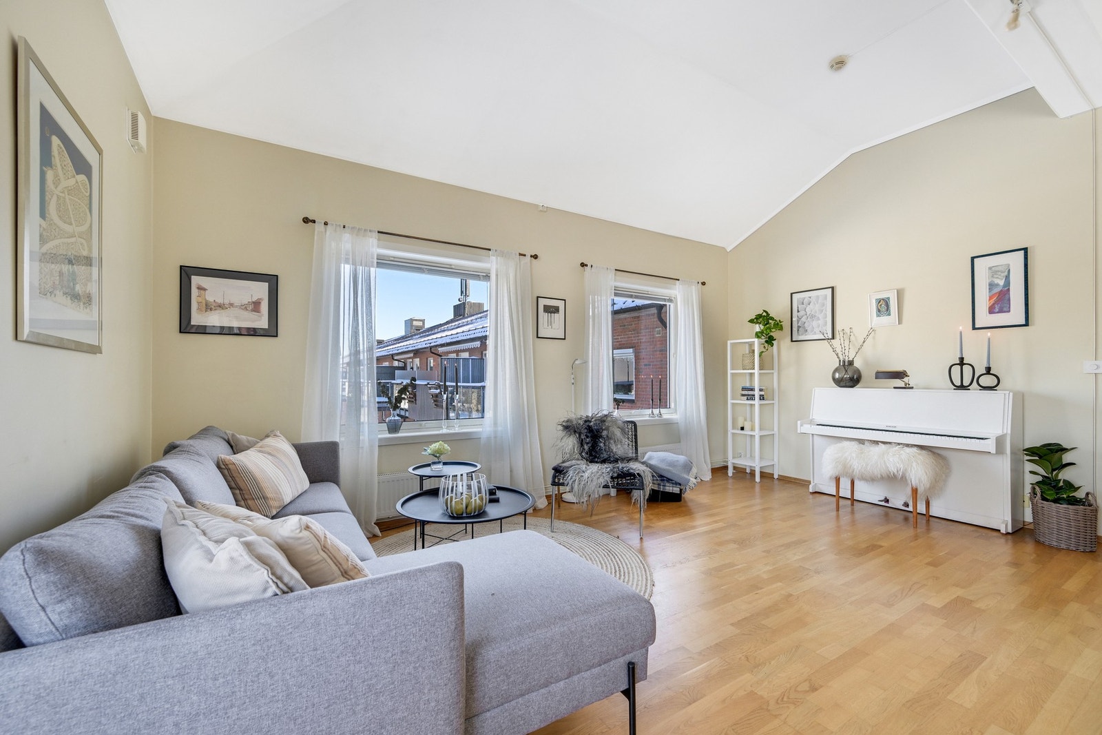 Det er god plass for både spisestue, sofa, godstoler og piano Galleribilde