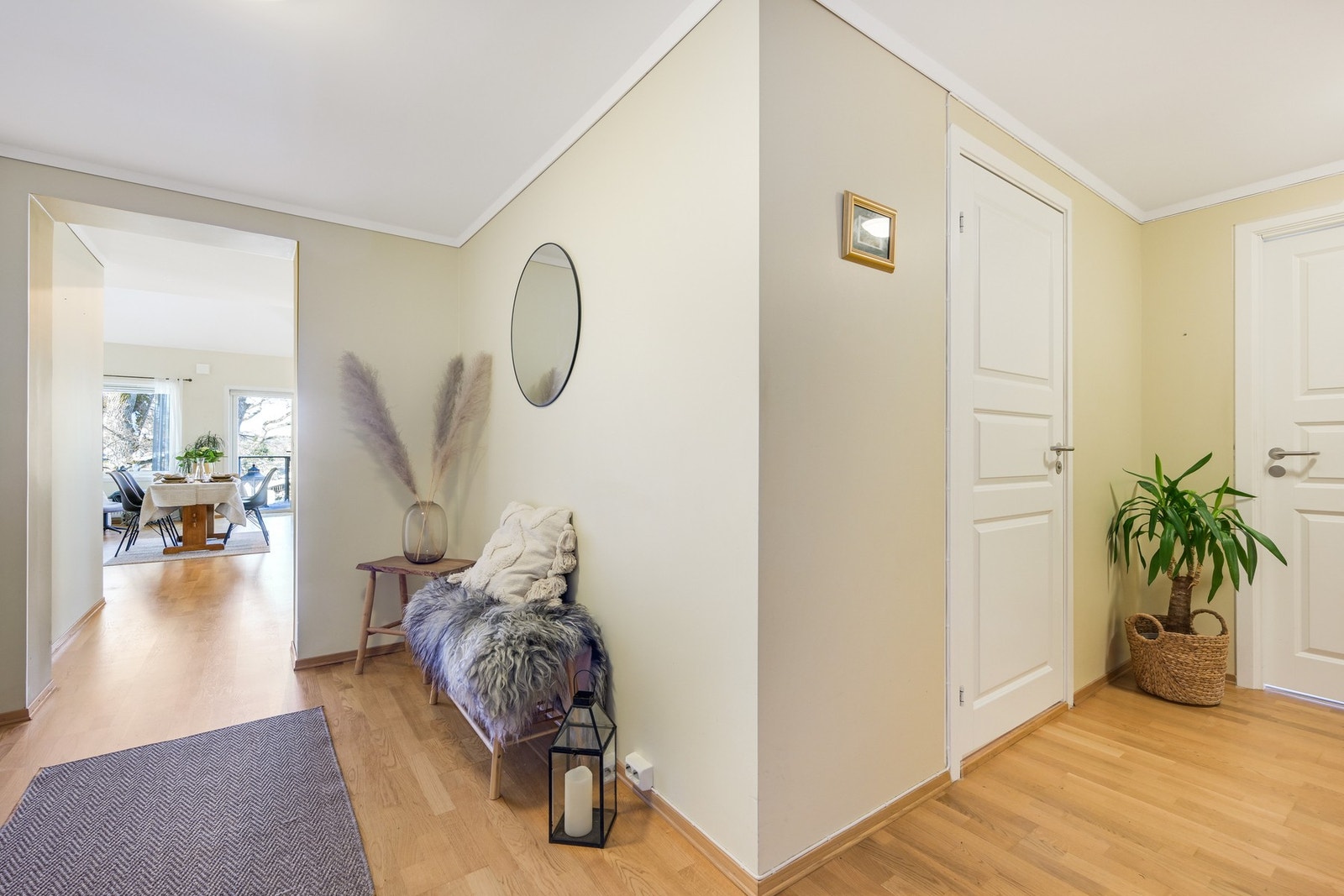 Her ser vi fra entreen og inn mot stua Galleribilde