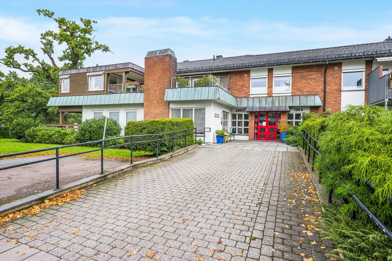 Lettvint og trappefri adkomst - det er i tillegg både heis og gode trapper Galleribilde