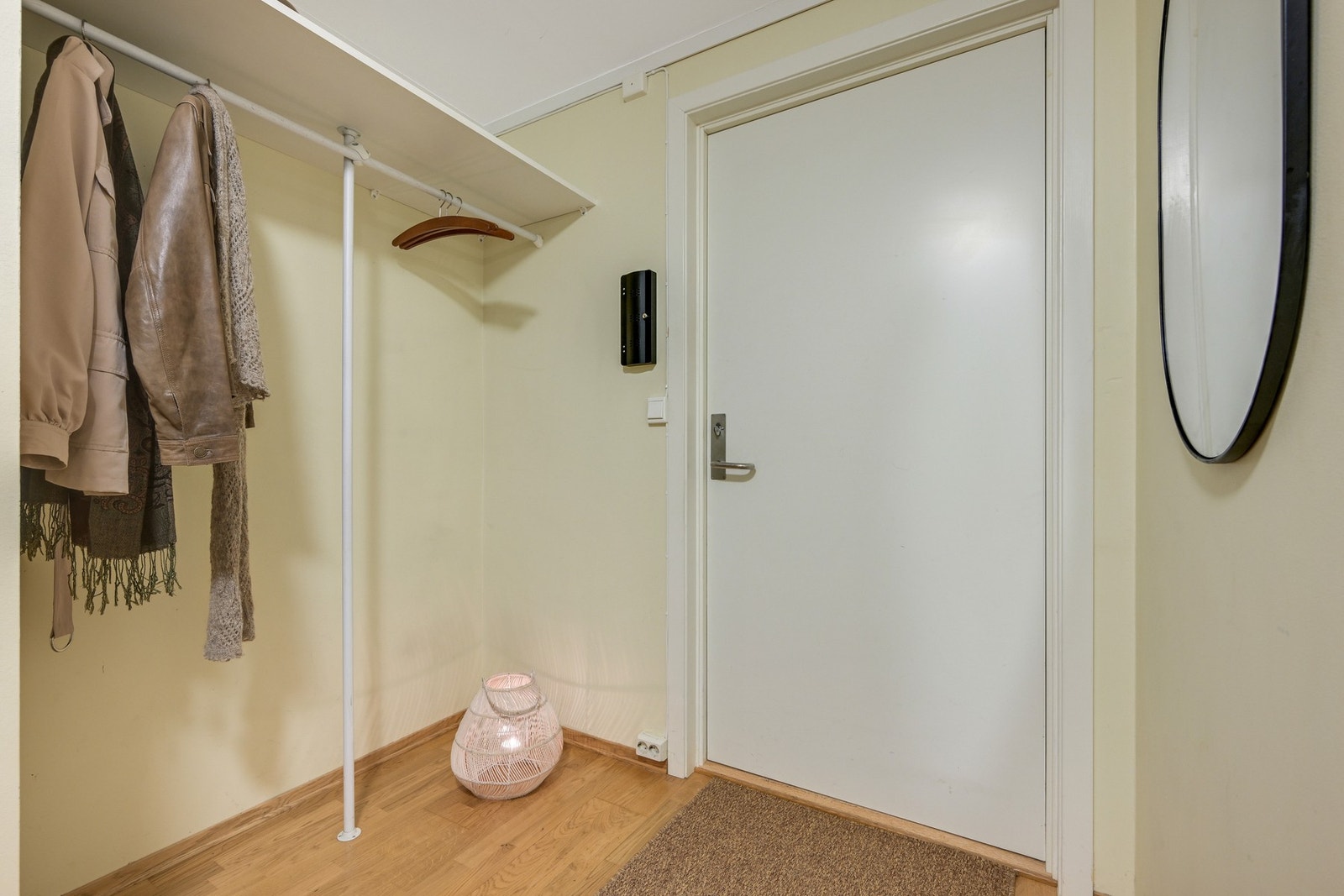 Noen få meter fra heisen og inn i leilighetens entre Galleribilde