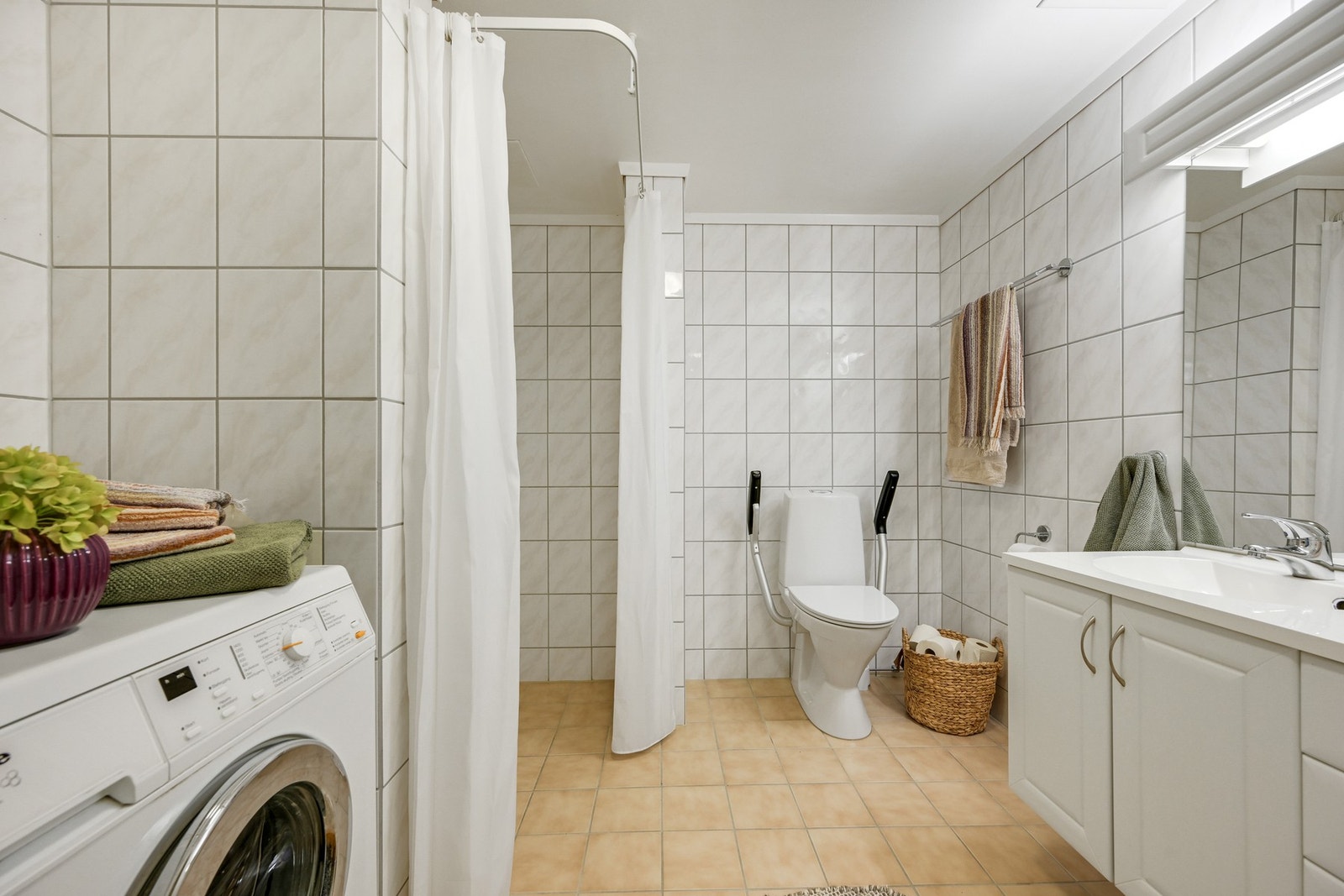 Det er opplegg for vaskemaskin på badet Galleribilde