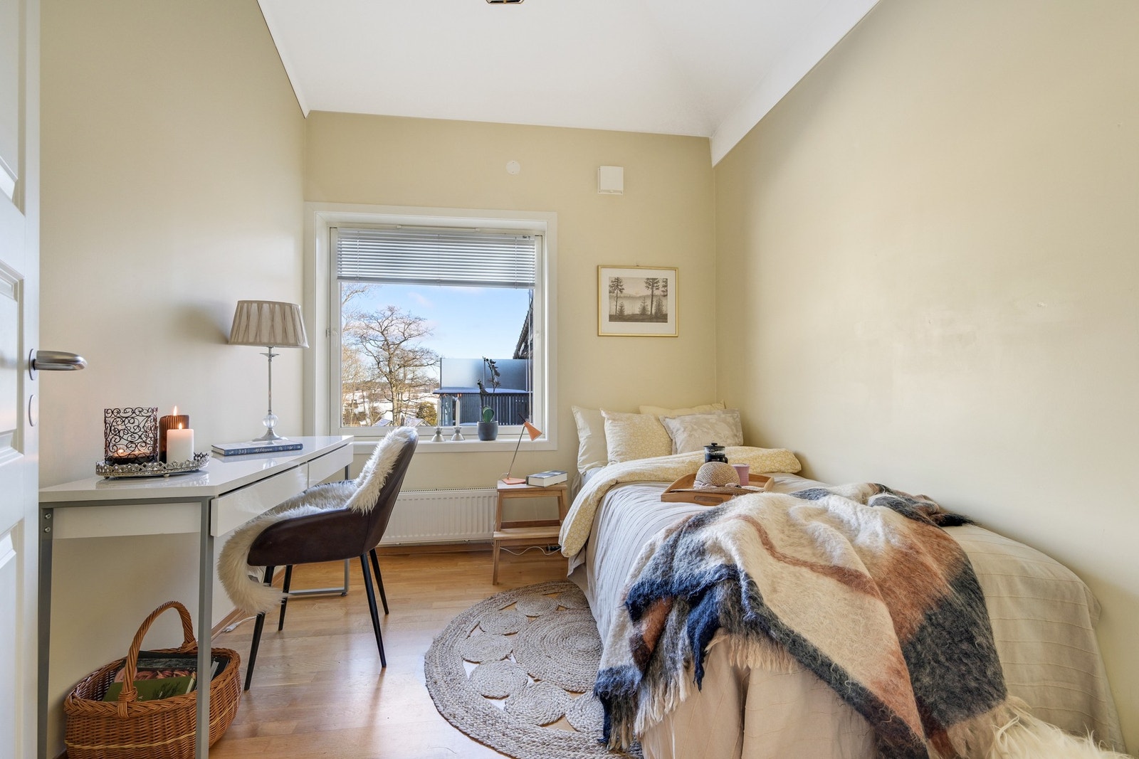 Soverom II er i bruk som kombinert kontor og gjesterom Galleribilde