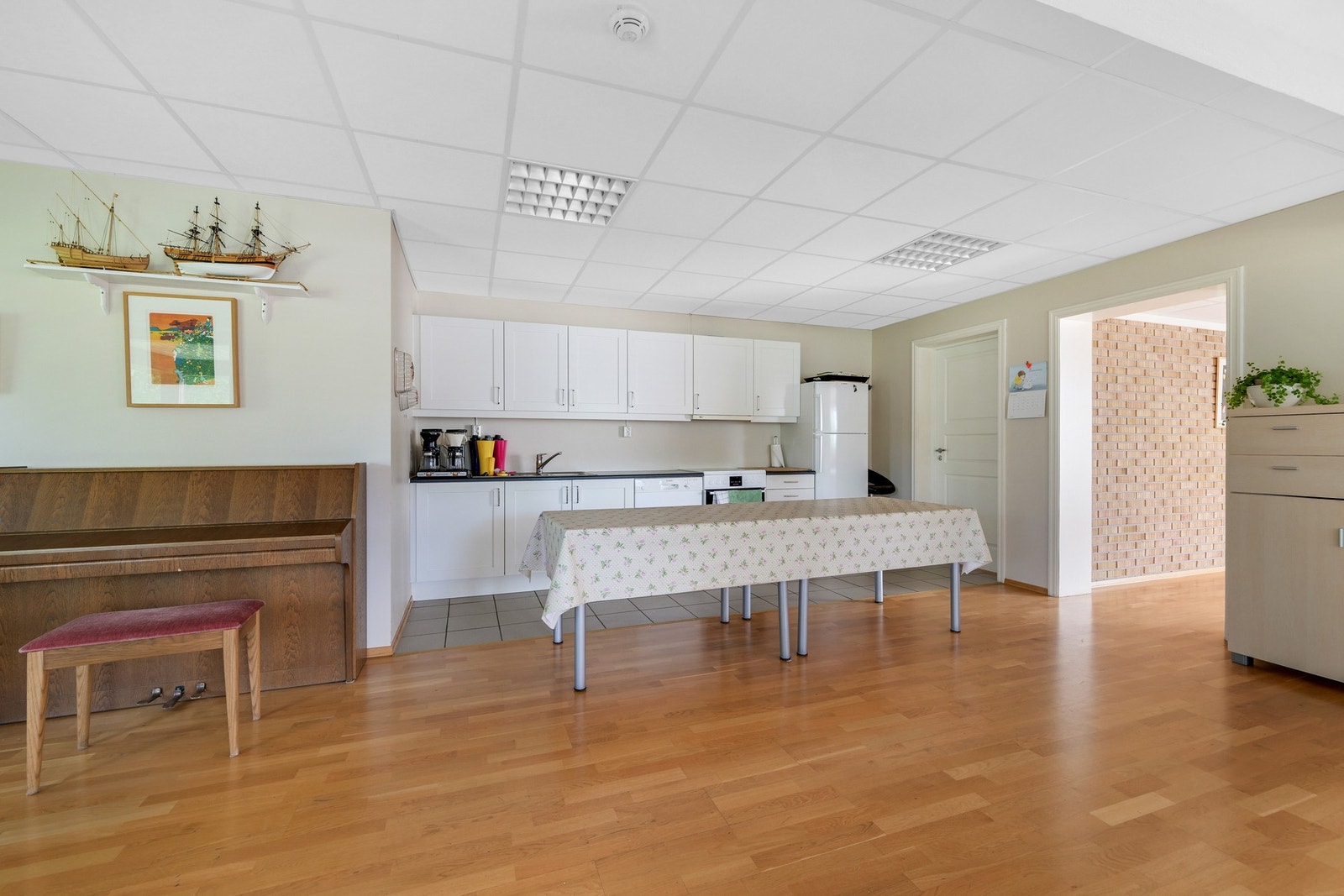 Med både fullt utstyrt kjøkken og piano ligger alt til rette for en hyggelig feiring Galleribilde