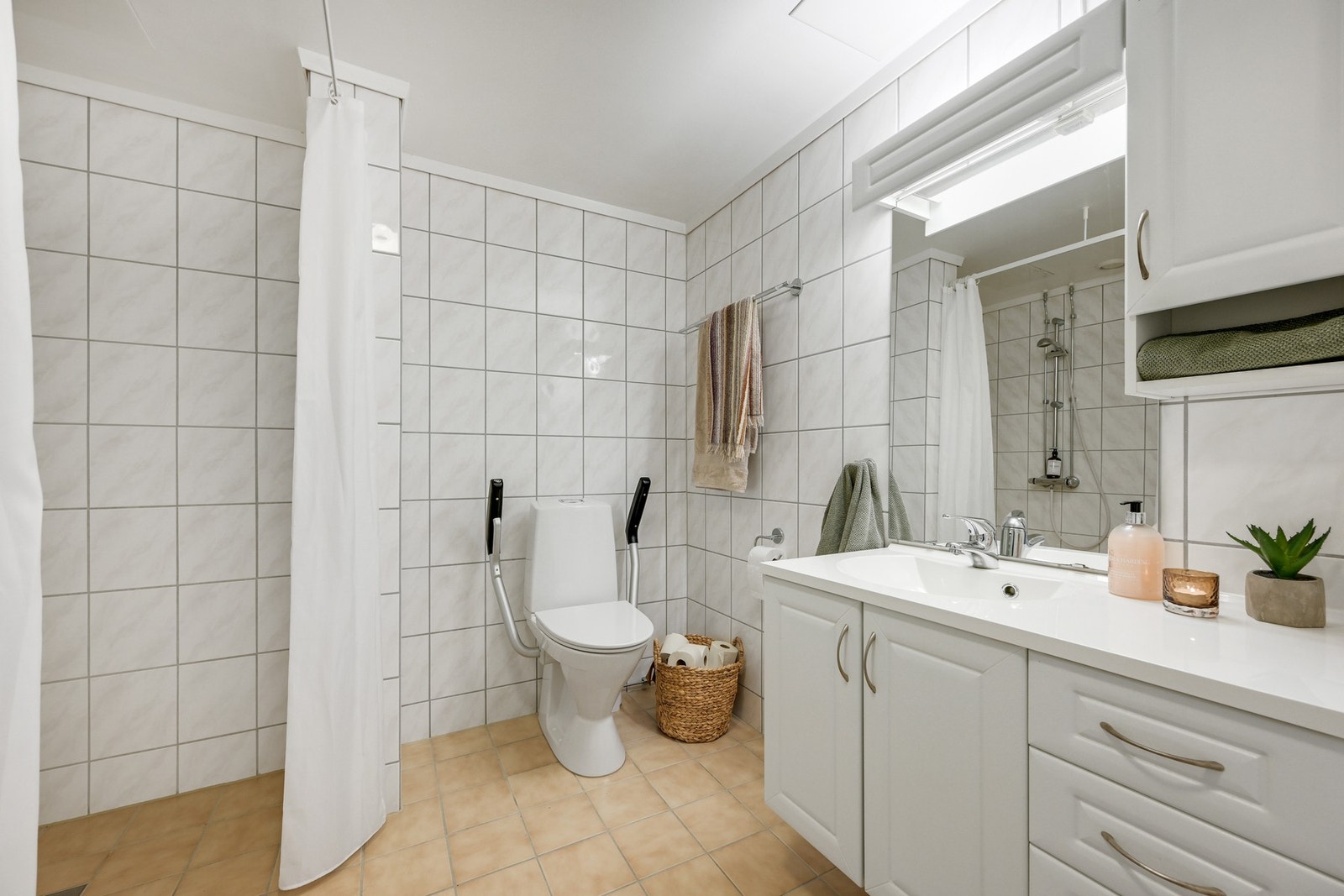 Da er vi på innsiden igjen og i leilighetens romslige bad Galleribilde