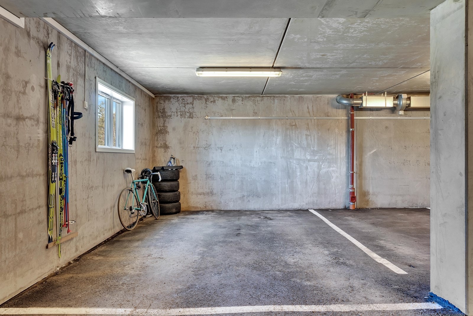 Det medfølger en stor fast garasjeplass i felles oppvarmet garasjeanlegg. Infrastrukturen til elbil-lader ligger klart. Galleribilde