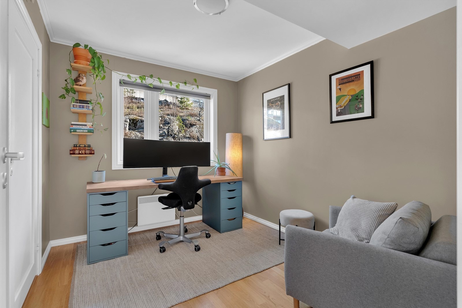 Soverom 2 benyttes i dag som kontor, men har god plass til seng med tilhørende nattbord. Direkte adkomst til innvendig bod/omkledningsrom Galleribilde