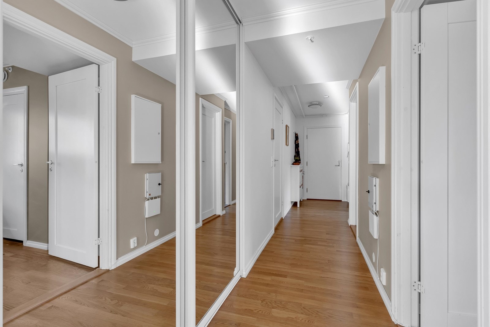 Videre inn finner du en praktisk skyvedørsgarderobe med speil hvor du har plass til ytterligere oppbevaring. Rett utenfor entrédøren har du i tillegg en fin bod på ca. 5 kvm. Galleribilde