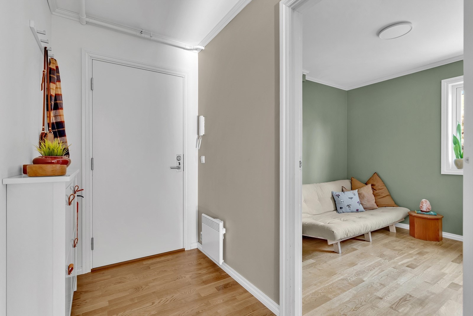 Velkommen inn! Det er heisadkomst fra bakkeplan opp til leiligheten. Entreen er pent innredet med parkett på gulv, og malte glatte flater. Det er fin plass for knaggrekke og kommode/skoskap i entreen. Galleribilde