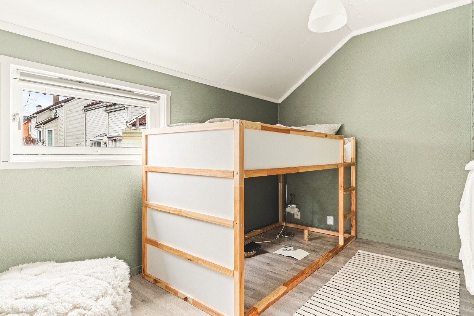 Rommet har god plass til seng av ønsket størrelse og møblement etter behov. Galleribilde