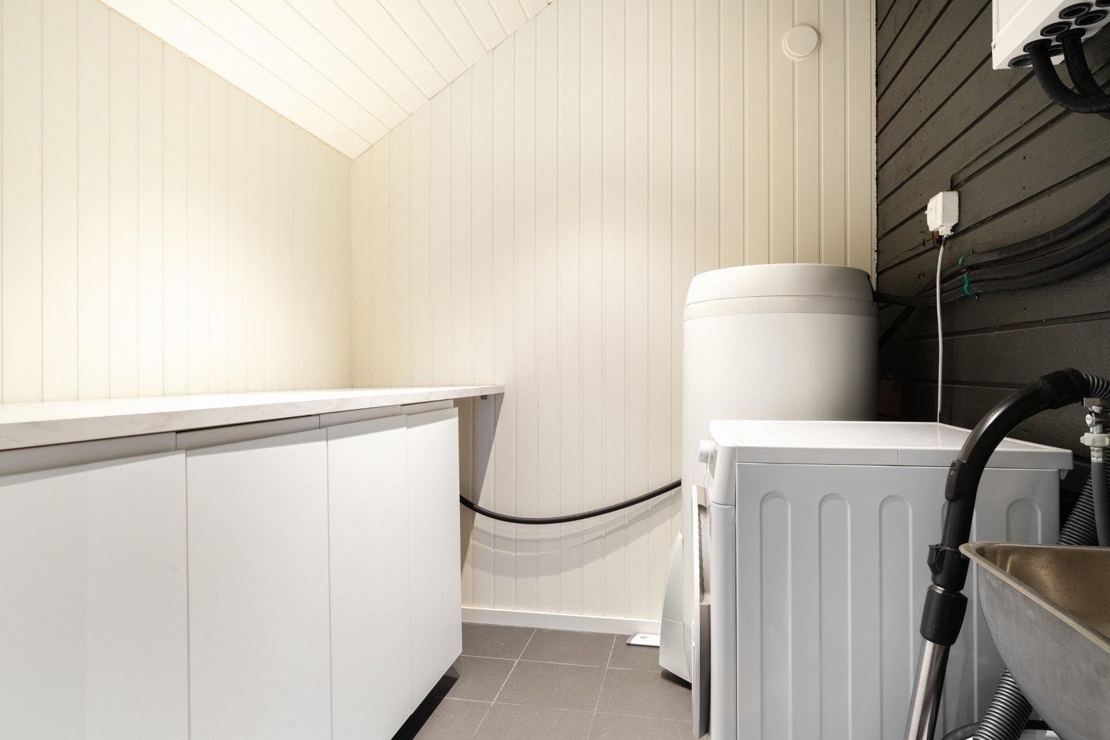 Praktisk vaskerom med god plass til oppbevaring i skap. Det er selvsagt opplegg for vaskemaskin samt utslagsvask. Galleribilde